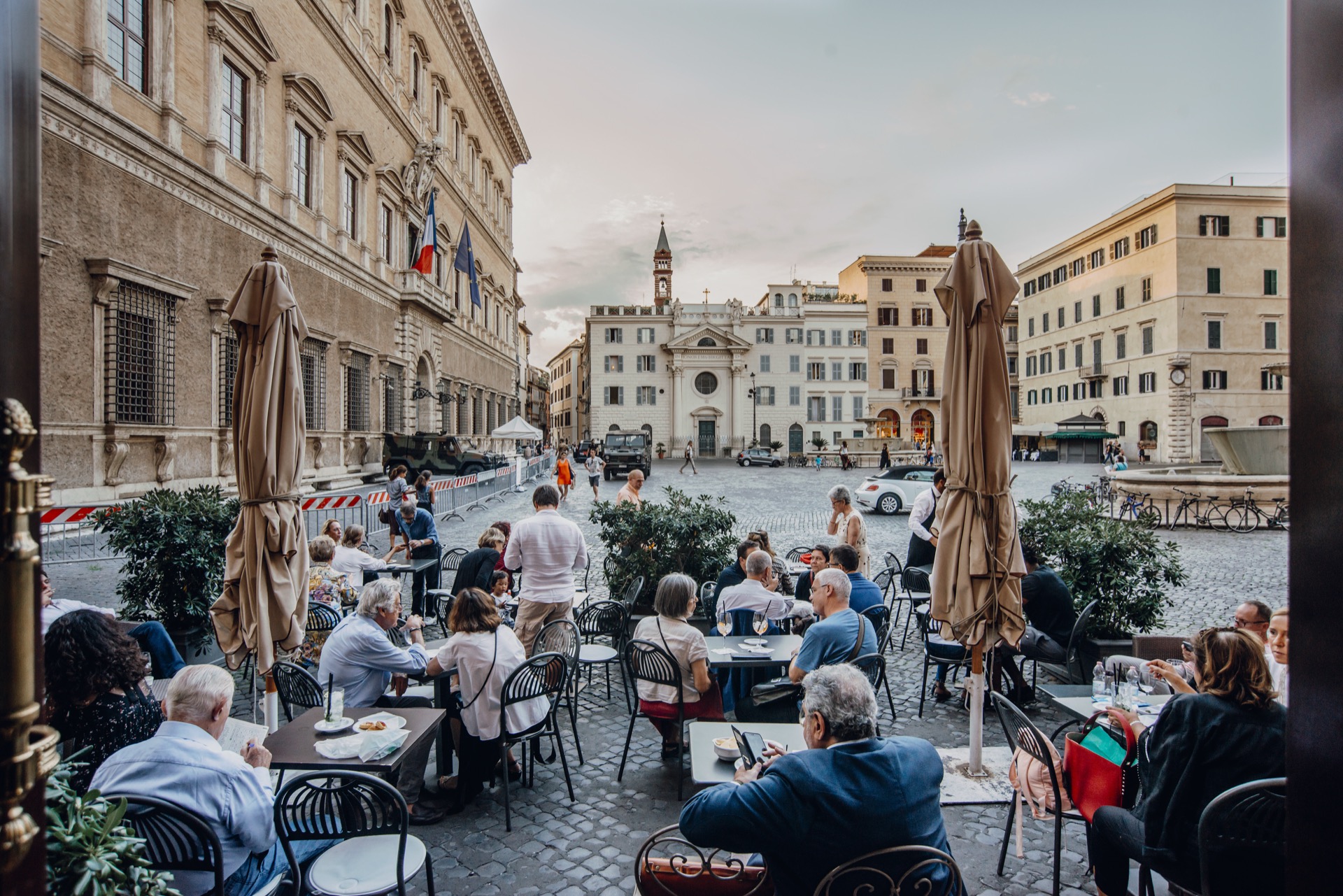 Piazza Farnese è una delle più belle piazze di Roma — questo è fuori dubbio — e c'è qualcosa che qui strega il cuore, da secoli. Qui si erge Palazzo Farnese voluto dal cardinale Alessandro Farnese poi diventato Papa Pio III, riconosciuto come uno dei più grandi mecenati del Rinascimento italiano. E poi si aggiunge il fascino della coppia di vasche, il Convento-Chiesa di Santa Brigida, il Palazzo del Gallo di Roccagiovane e il Palazzo Mandosi Mignanelli. A Palazzo Farnese contribuirono grandi artisti e architetti dell'epoca: Antonio da Sangallo, Michelangelo Buonarroti, il Vignola e Giacomo della Porta. Fu nel 1626 che l'architetto Girolamo Rainaldi poté trasformare le due vasche inizialmente ornamentali nella coppia di fontane che impreziosiscono la piazza.
